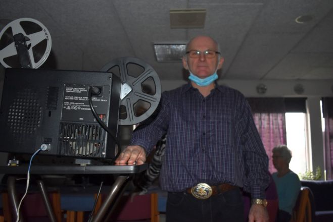 Finn viser film på Ældrecenteret