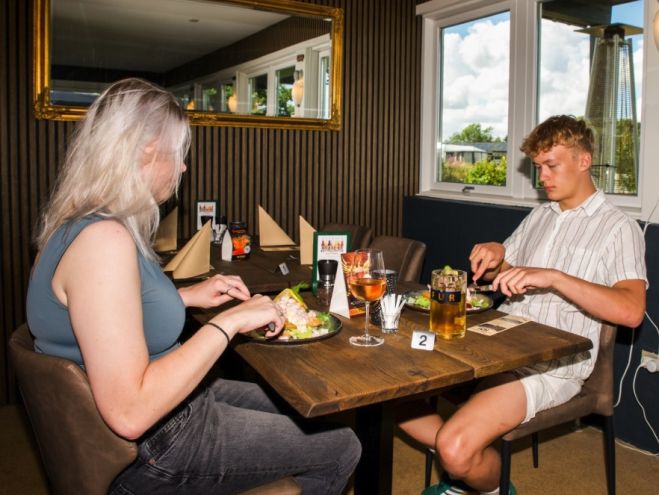 Grill-buffet & ta' selv soft-ice på Restaurant Raakilde