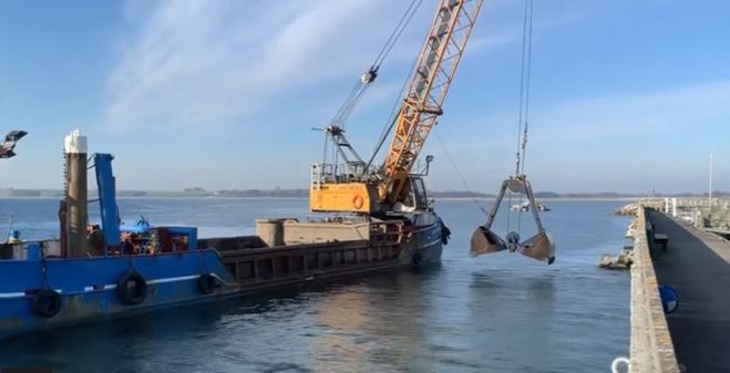 Sten fjernes Fur havn - video