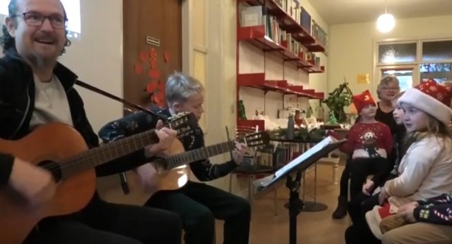 Morgensamling og guitarspil på Fur Friskole og Børnehus - Se video