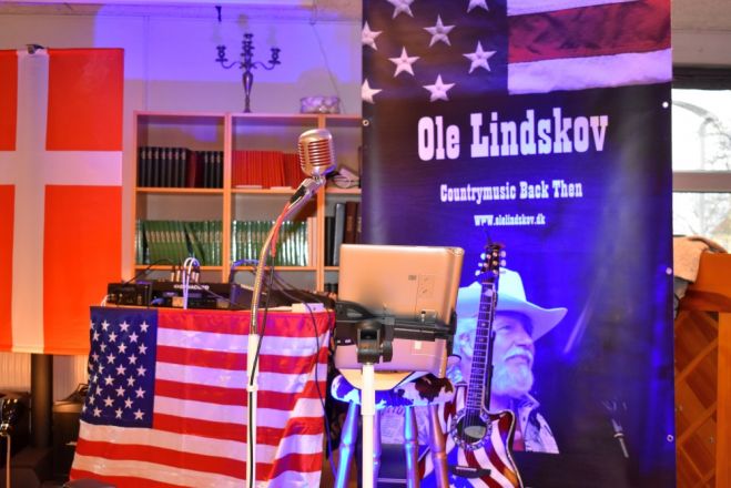 Ole Lindskov underholder med country musik på Ældrecenteret