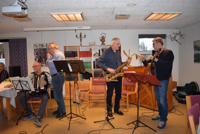 Musikgruppen Øisters underholder på Ældrecenteret