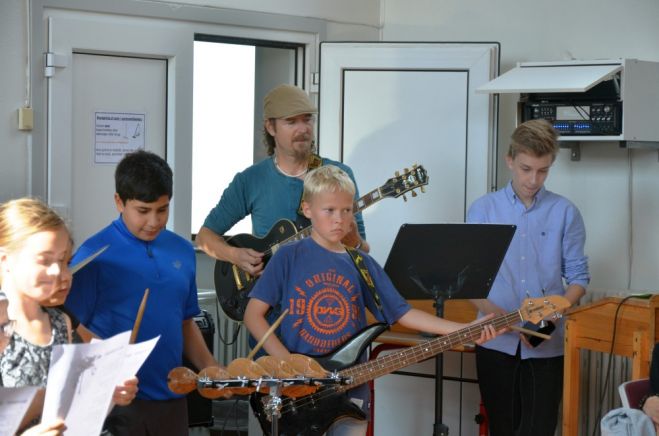 Da Fur Friskole den 7. september fejrede sin 5 års fødselsdag, optrådte friskolens musikhold for første gang sammen med Anders