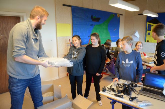 Fur Fondene giver bærbare computere og køleskab til friskoleelever